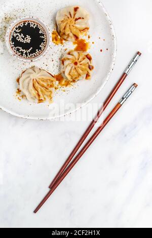 Boulettes de viande ou de fruits de mer (porc, bœuf, poisson, crevettes) avec sauce soja et graines de sésame. Plats orientaux et asiatiques (chinois, coréen, japonais, Vieyna Banque D'Images