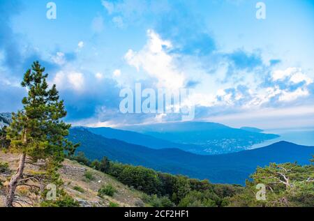 AY-Petri montagne romantique coucher de soleil nuageux vue en soirée Banque D'Images