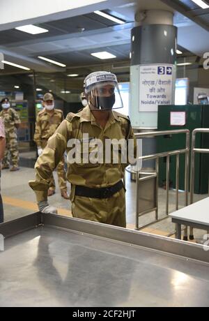 Personne de sécurité portant un masque de protection contre Covid-19 dans une station de métro de New Delhi le jeudi 03 septembre 2020. Les services de métro à travers l'Inde reprendront par phases à partir de septembre 07 pour renforcer les installations de transport public avec la toile de fond des cas Covid-19. Il y a 15 réseaux métropolitains dans tout le pays et environ 2.7 millions de passagers ont utilisé le réseau quotidiennement avant la pandémie. Photo: Sondeep Shankar Banque D'Images