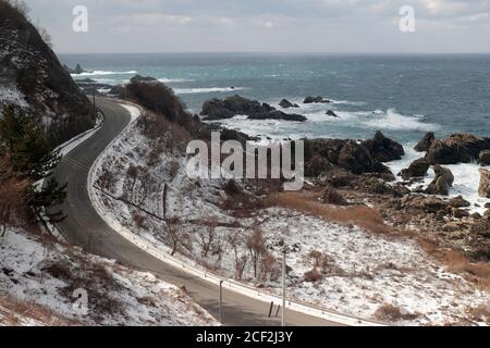 Vue sur la côte depuis le train Resort Shirakami, Gono Line, nord de Honshu, Japon 17 février 2019 Banque D'Images