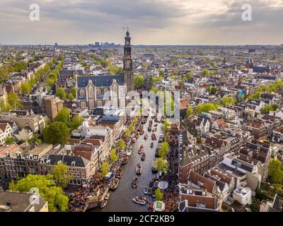 Amsterdam Vue aérienne de l'église Westerkerk vu depuis le nord sur Koningsdag les festivités de la fête des Rois. Anniversaire du roi. Vu d'hélicoptère. Banque D'Images