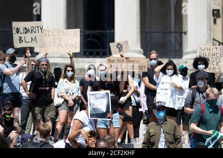 Une foule de Black Lives compte des manifestants lors d'une manifestation à Trafalgar Square, Londres Banque D'Images