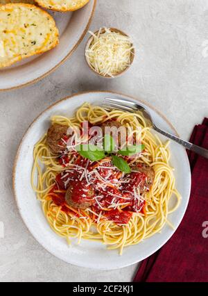 Au-dessus de spaghetti et de meatball dîner sur une assiette avec pain au fromage grillé Banque D'Images