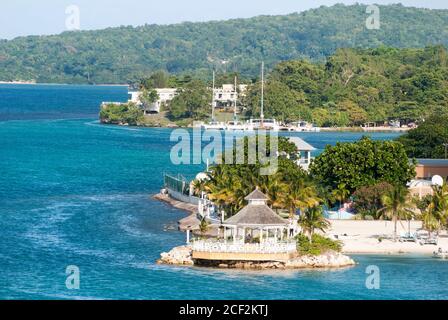 La vue sur la plage belvédère en bois avec Ocho Rios station balnéaire de la ville en arrière-plan (Jamaïque). Banque D'Images