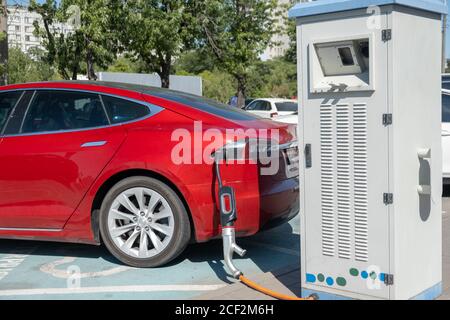 Recharge de voiture électrique sur le parking avec recharge de voiture électrique station Banque D'Images