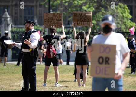 Extinction rébellion et Black Lives Matter des manifestants se rassemblent sur la place du Parlement, à Londres Banque D'Images