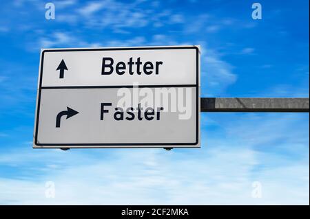 Signalisation routière avec des mots meilleurs et plus rapides. Deux panneaux de signalisation blancs avec flèche sur poteau métallique. Route directionnelle, panneau Crossroads Road, deux flèches. Ciel bleu b Banque D'Images
