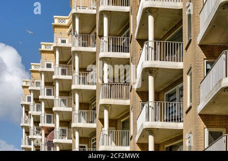 Scheveningen, pays-Bas, 11 juillet 2020: Jeu géométrique de balcons sur un immeuble en briques jaunes par temps ensoleillé Banque D'Images