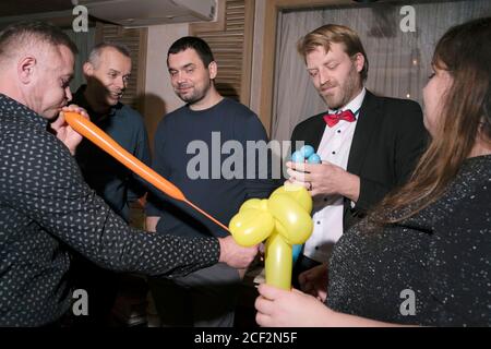 2019, décembre, Slovaquie. Fête du nouvel an avec les gens.Happy jeune groupe célébrant le nouvel an sur la fête de la mascarade Banque D'Images