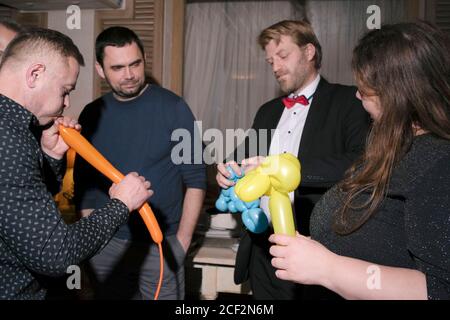 2019, décembre, Slovaquie. Fête du nouvel an avec les gens.Happy jeune groupe célébrant le nouvel an sur la fête de la mascarade Banque D'Images