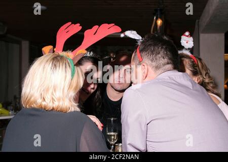 2019, décembre, Slovaquie. Fête du nouvel an avec des personnes masquées. .un jeune groupe heureux célébrant le nouvel an et buvant du champagne sur la fête de la mascarade Banque D'Images