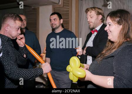 2019, décembre, Slovaquie. Fête du nouvel an avec les gens.Happy jeune groupe célébrant le nouvel an sur la fête de la mascarade Banque D'Images