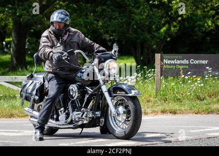 Les motocyclistes profitent du temps ensoleillé à Newlands Corner Banque D'Images
