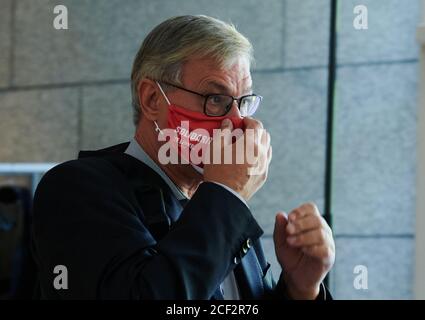 Potsdam, Allemagne. 03ème septembre 2020. Bernd Riexinger, président du parti Die Linke, met son masque lorsqu'il vient à l'hôtel de congrès pour la réunion privée. Credit: Annette Riedl/dpa/Alay Live News Banque D'Images