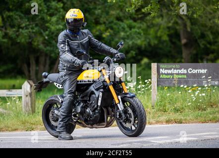 Les motocyclistes profitent du temps ensoleillé à Newlands Corner Banque D'Images