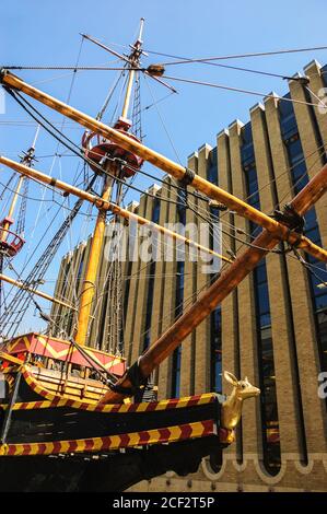 LONDRES, ANGLETERRE, Royaume-Uni - 3 MAI 2014 : réplique du Golden Hind (célèbre galléon de Francis Drake) ancré à St Mary Overie Dock. Banque D'Images