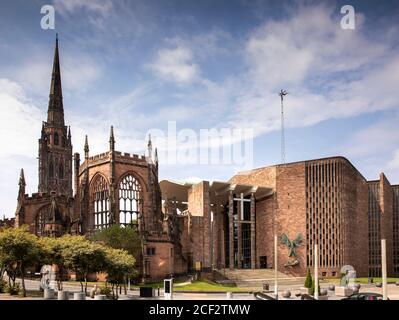 Royaume-Uni, Angleterre, Coventry, ruines médiévales de la cathédrale et nouvelle cathédrale de Basil Spence dans les années 1960 Banque D'Images