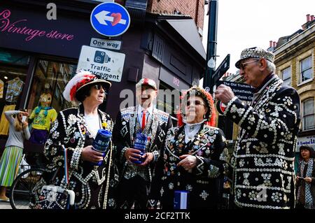 LONDRES, ANGLETERRE, Royaume-Uni - le 4 MAI 2014 : les grands rois et les grands reines lèvent des fonds pour la charité près de Cheshire Street et de Brick Lane. Banque D'Images