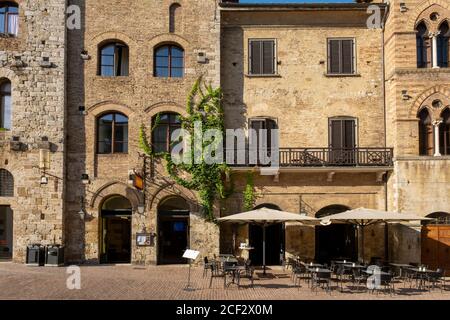 Restaurant romantique rétro, café dans une petite ville italienne. Vintage Italie, trattoria en plein air Banque D'Images