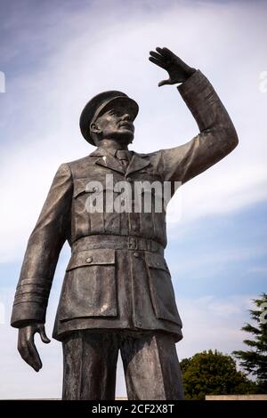 Royaume-Uni, Angleterre, Coventry, Hales Street, statue de Sir Frank Whittle, inventeur du moteur à réaction Banque D'Images