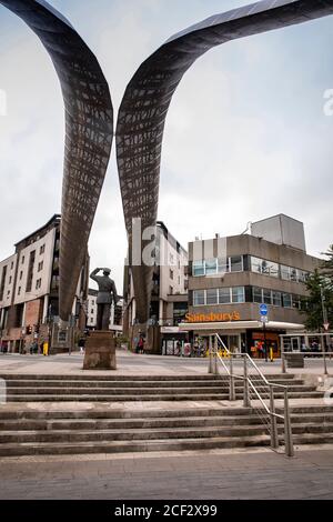 Royaume-Uni, Angleterre, Coventry, Hales Street, Millennium place, The Whittle Arch et statue de Sir Frank Whittle, inventeur du moteur à réaction Banque D'Images