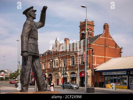 Royaume-Uni, Angleterre, Coventry, Hales Street, Millennium place, Old Fire Station et statue de Sir Frank Whittle, inventeur du moteur à réaction Banque D'Images