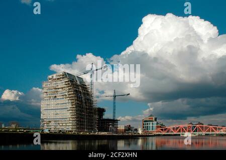 Les immeubles à logements NV Buildings, en construction, avril 2004, Huron Basin, Salford Quays, Manchester UK, et le pont Detroit. Banque D'Images