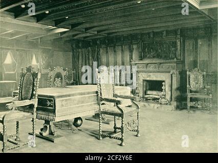 . Niagara; l'ancien et le nouveau. Étant de 36 x 24 pieds. Il ISS^BP a fini en chêne en quartiers sculpté à la main et décoré de tapisserie de la Renaissance. À une endaMk^^K est une cheminée ouverte utile entourée de plaques d'onyx mexicain délicatement teinté, au-dessus de laquelle******* »^ élève un manteau de chêne sculpté avec un relief audacieux une représentation de Diana debout, lance à la main, prête pour la chasse. Juste en face de la cheminée repose un piano droit dans une caisse en chêne carvedOak massif qui correspond au reste de l'appartement. Trois vieilles tapisserie dans le haut de ses décorations.The hi Banque D'Images