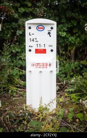 Panneau d'avertissement de marqueur de pipeline Esso aucune zone de creusage à Marchwood près de la raffinerie de pétrole Fawley, Southampton, Angleterre, Royaume-Uni Banque D'Images