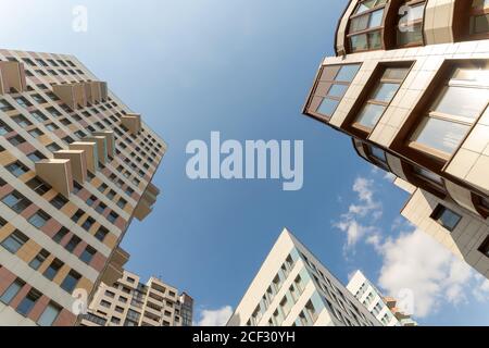 MOSCOU, RUSSIE - 21 avril 2019 : vue de dessous des bâtiments résidentiels typiques modernes. Banque D'Images