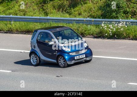 2006 bleu Smart City passion 61 Auto ; véhicules en mouvement, voitures conduisant des véhicules sur les routes britanniques, moteurs, véhicules motorisés sur le réseau d'autoroute M6. Banque D'Images