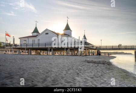 USEDOM, ALLEMAGNE - 05 août 2020 : AHLBECK, USEDOM, ALLEMAGNE 05 août 2020. De belles chaises de plage à capuchon par une journée ensoleillée au bord de la mer. Banque D'Images