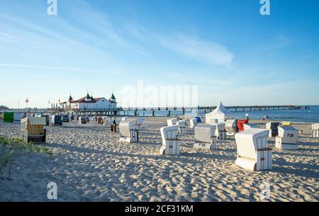 USEDOM, ALLEMAGNE - 05 août 2020 : AHLBECK, USEDOM, ALLEMAGNE 05 août 2020. De belles chaises de plage à capuchon par une journée ensoleillée au bord de la mer. Banque D'Images