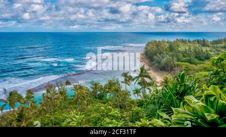 Vue panoramique sur une belle plage et un récif de corail sur la côte nord-ouest de Kauai, Hawaï. Banque D'Images