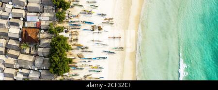 Superbe vue aérienne d'un village de pêcheurs avec des maisons et des bateaux sur une plage de sable blanc baignée par une belle mer turquoise. Plage de Tanjung aan, Lombok. Banque D'Images