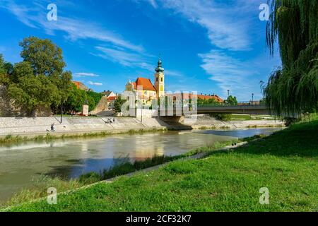 Ville de Gyor avec la rivière Raba et une église carmélite En Hongrie Banque D'Images