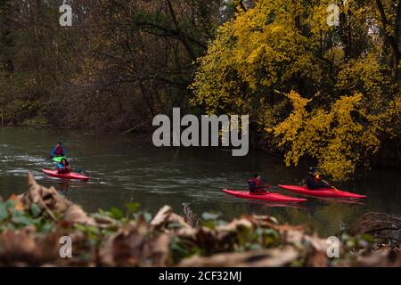 ILE-DE-FRANCE, FRANCE - 30 NOVEMBRE 2019 : personnes faisant du kayak le long des rives pittoresques de la Marne à l'automne ou loin de Paris. Banque D'Images