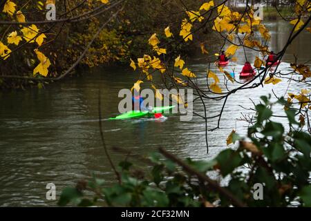 Les gens qui font du kayak le long des rives pittoresques de la Marne le jour de l'automne ou loin de Paris. Vue arrière. Ile-de-France, France. Banque D'Images