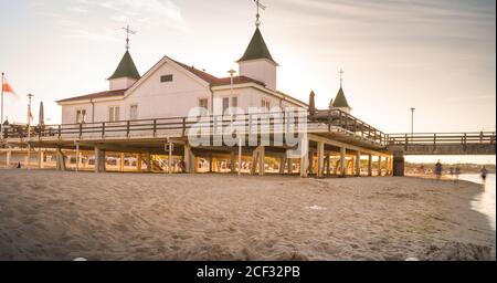 USEDOM, ALLEMAGNE - 05 août 2020 : AHLBECK, USEDOM, ALLEMAGNE 05 août 2020. De belles chaises de plage à capuchon par une journée ensoleillée au bord de la mer. Banque D'Images