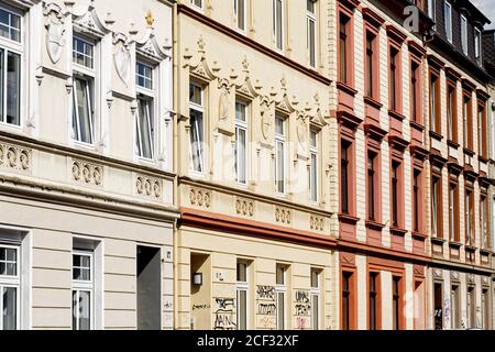 façades colorées de maisons de la fin du xixe siècle dans cologne ehrenfeld Banque D'Images