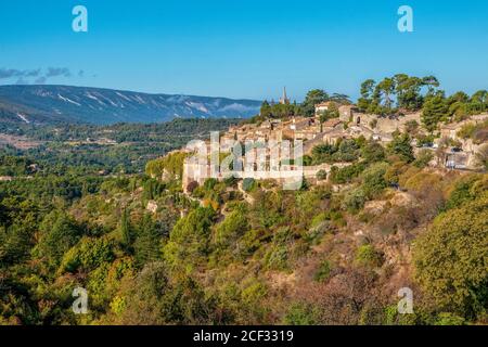 Le village pittoresque de Bonnieux, situé en automne, dans la campagne française, dans la région du Luberon, en Provence. Banque D'Images