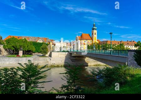 Ville de Gyor avec la rivière Raba et une église carmélite En Hongrie Banque D'Images