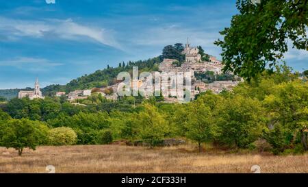 Le beau village de Bonnieux, à flanc de colline, dans la région du Luberon, en Provence, par un beau jour d'automne. Banque D'Images