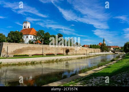 Ville de Gyor avec le fleuve Raba en Hongrie Banque D'Images