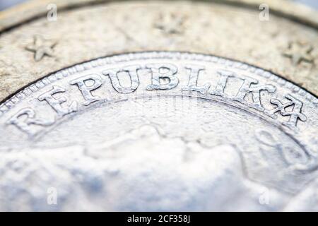 Détail macro deux pièces d'euro avec mot Republika. Vue en letton avec pièce de 2 euros. La monnaie européenne en gros plan. Faible profondeur de champ. Banque D'Images