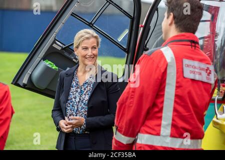 La comtesse de Wessex lors d'une visite à la Thames Valley Air Ambulance à White Waltham à Maidenhead, Berkshire, pour aider à lancer leurs célébrations du 21e anniversaire en prévision de la semaine nationale de l'ambulance aérienne. Banque D'Images