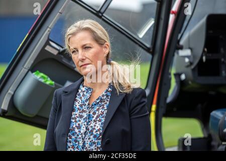 La comtesse de Wessex lors d'une visite à la Thames Valley Air Ambulance à White Waltham à Maidenhead, Berkshire, pour aider à lancer leurs célébrations du 21e anniversaire en prévision de la semaine nationale de l'ambulance aérienne. Banque D'Images