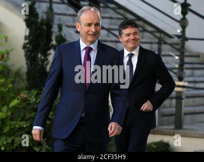 Taoiseach Micheal Martin (à gauche) et le ministre des Finances Paschal Donohoe lors du lancement du programme de séjour et de dépenses au restaurant Fire dans le centre-ville de Dublin. Le programme est conçu pour stimuler le tourisme hors saison. Banque D'Images