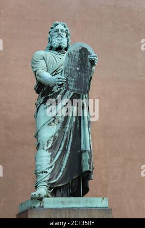 Statue de Moïse par Herman Wilhelm Bissen devant la cathédrale de Copenhague Banque D'Images