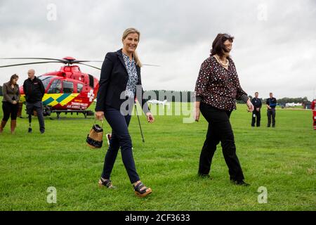 La comtesse de Wessex (à gauche) avec le PDG de TVAA Amanda McLean, lors d'une visite à Thames Valley Air Ambulance à White Waltham à Maidenhead, Berkshire, pour aider à lancer leurs célébrations du 21e anniversaire en prévision de la semaine nationale de l'ambulance aérienne. Banque D'Images